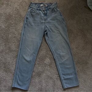 Hollister 1R Women’s Curvy High-Rise Mom Jean, Vintage Stretch, Raw edge